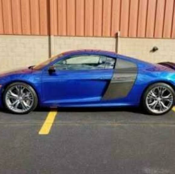 Audi R8 - Picture 2 of 5